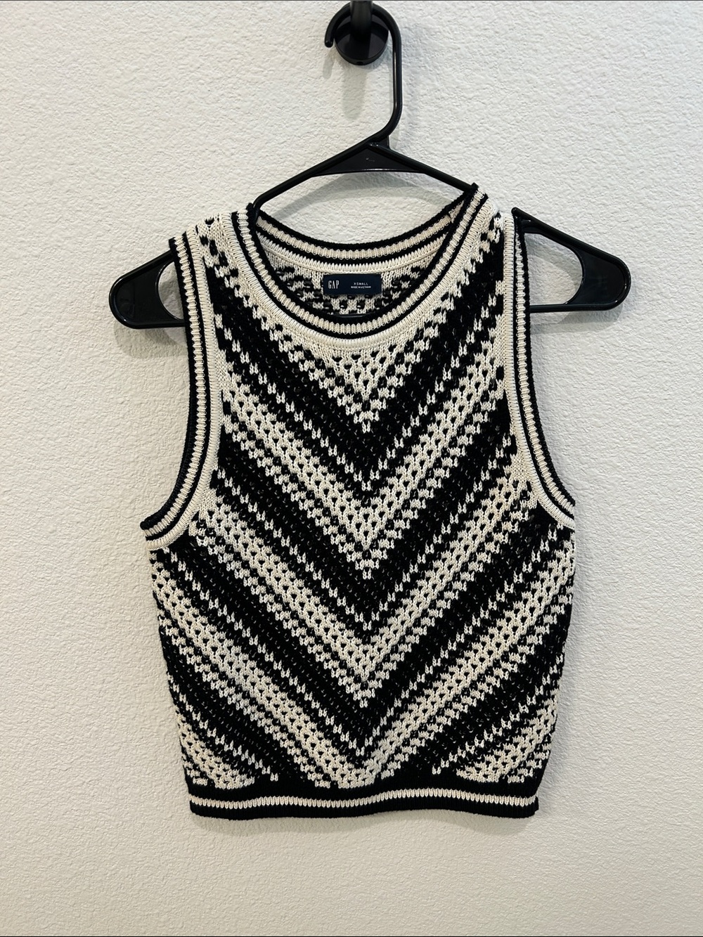 GAP Black and White Chevron Sleeveless Knit Tank